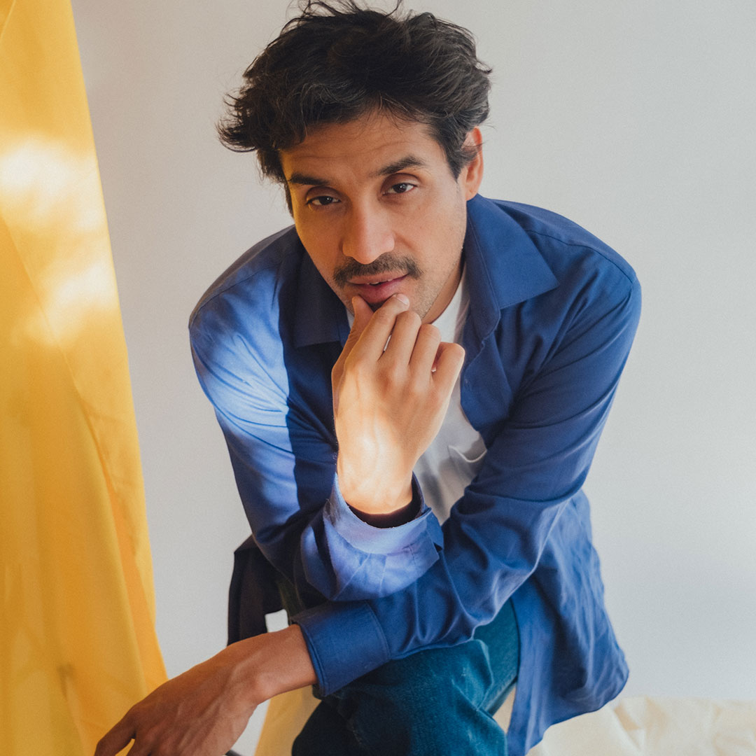 El David Aguilar live at an intimate venue with warm stage lighting