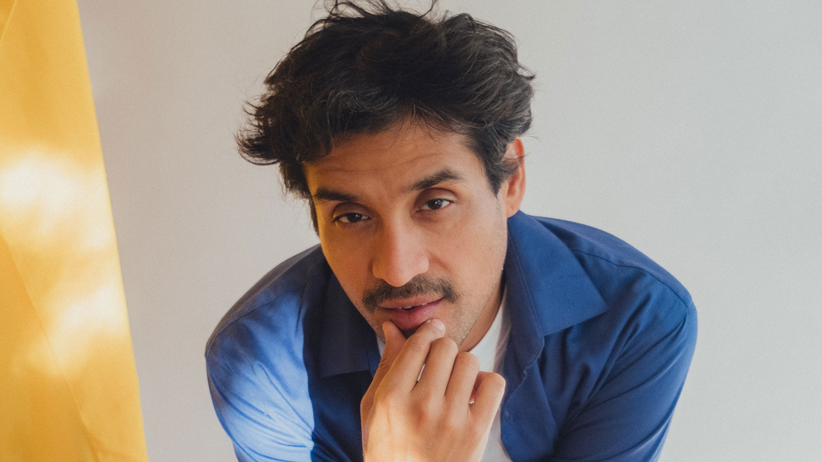 El David Aguilar live at an intimate venue with warm stage lighting